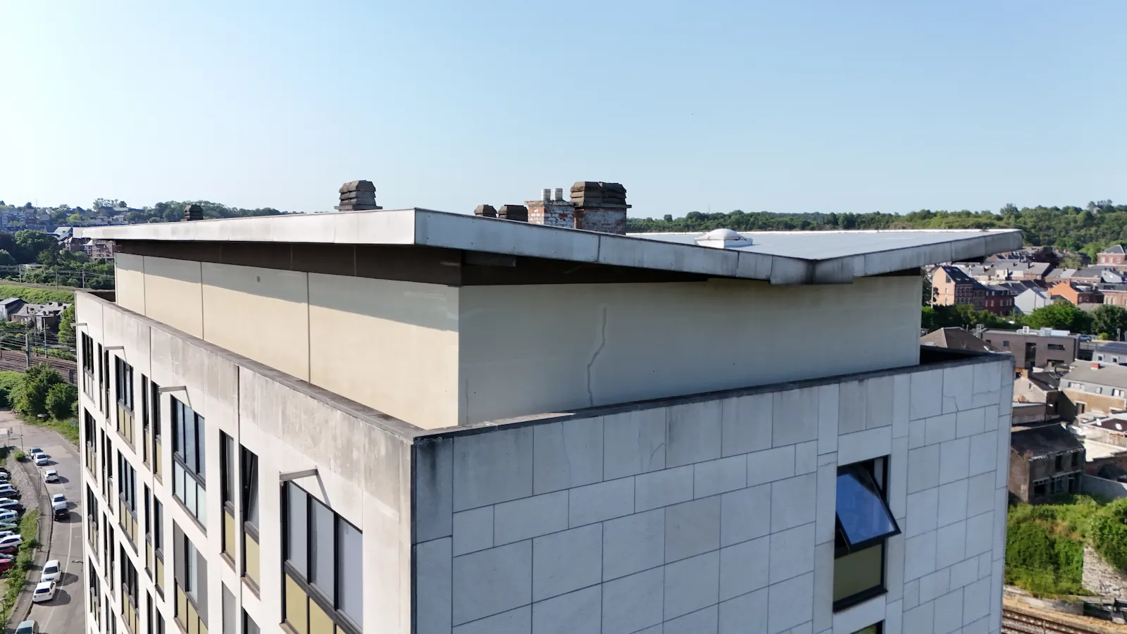 Façade et toiture observées par drone, points d'attention repérés visuellement