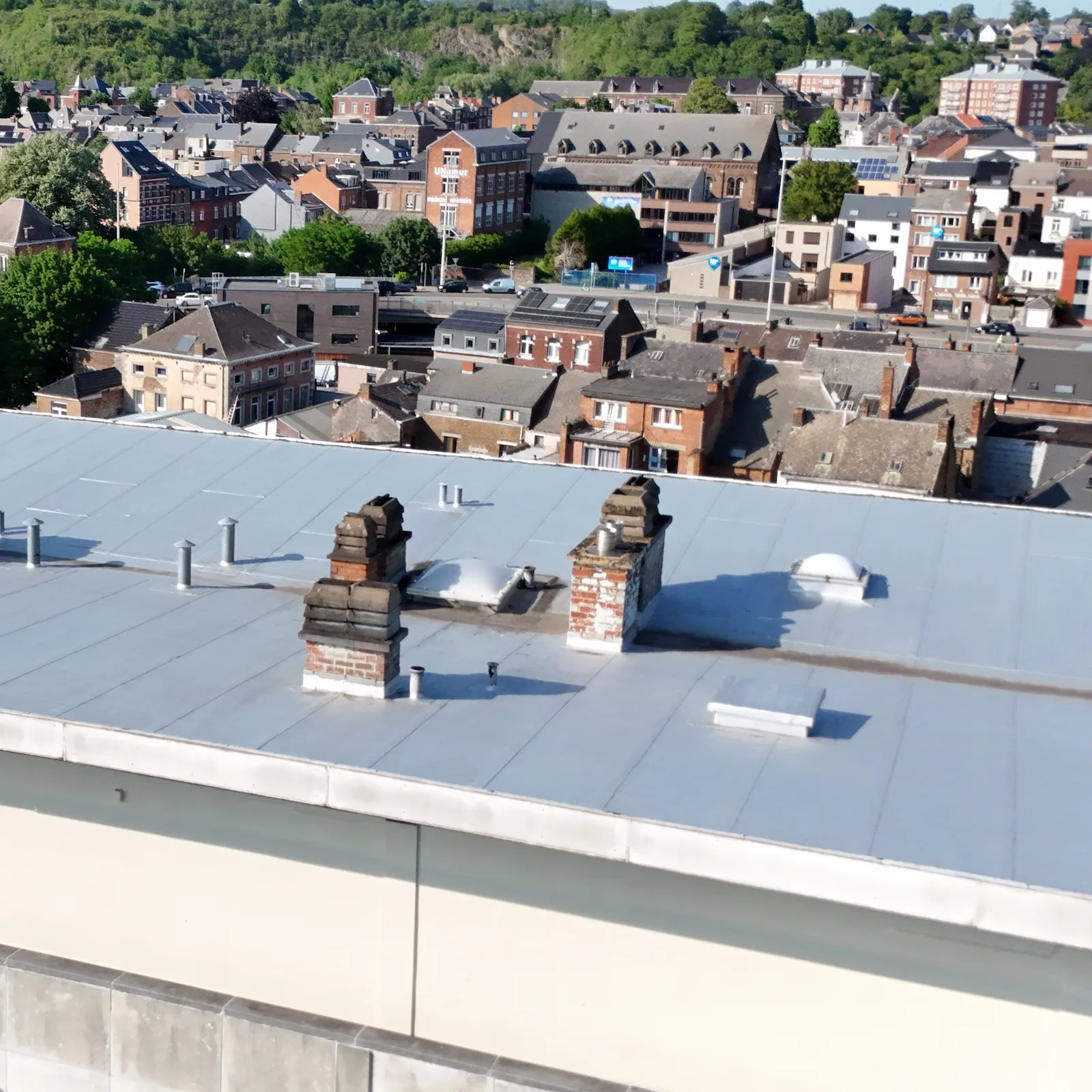 Toiture inspectée par drone, tuiles et zinguerie visibles